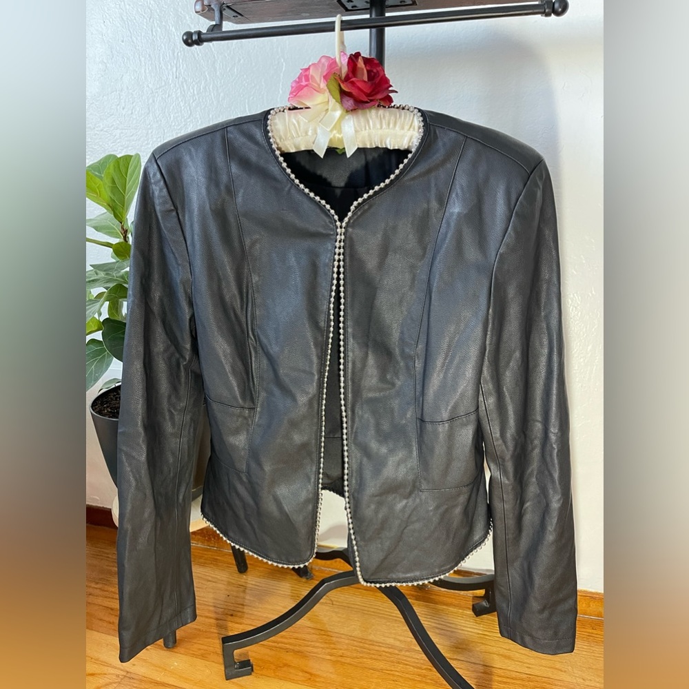 Black leather effect jacket without closure with clip and metal details size M